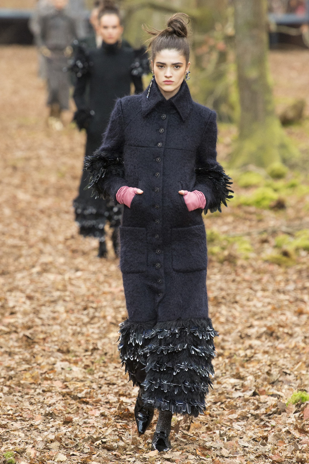 Khu rừng phủ ngập lá vàng thành sàn diễn thời trang trong show Chanel